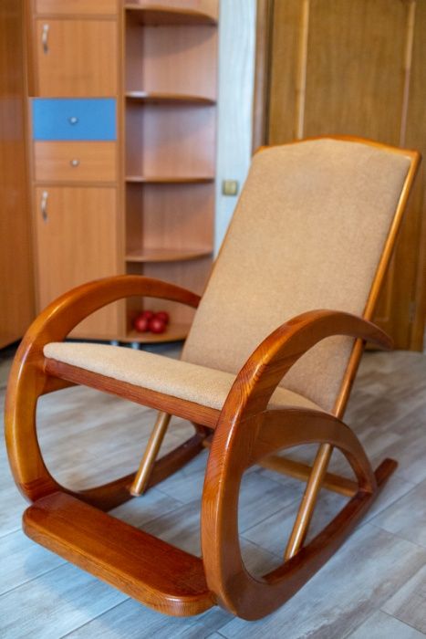 Kreslo kachalka dlya gostinnoy
